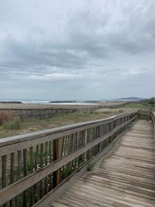 een houten promenade die naar het strand leidt bij Etoile de thau in Frontignan