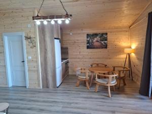 uma cozinha e sala de jantar com mesa e cadeiras em Kucica Una em Ulcinj