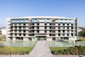 Bazén v ubytování Holiday Inn Santiago - Airport Terminal by IHG nebo v jeho okolí + 37 fotografií
