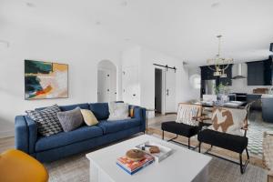 Posezení v ubytování Urban Sophistication Mid Century - Farm Home + 27 fotografií