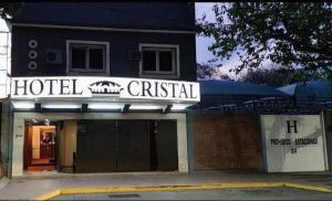 un hotel con un cartel en la parte delantera de un edificio en Hotel Cristal en Mendoza