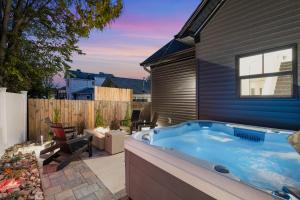 Bazén v ubytování Urban Sophistication Mid Century - Farm Home nebo v jeho okolí