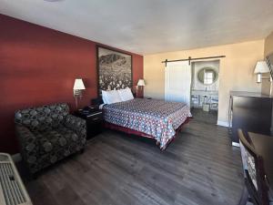 una camera d'albergo con letto e sedia di Motel 6 Pasadena, CA Old Town Pasadena Area a Pasadena