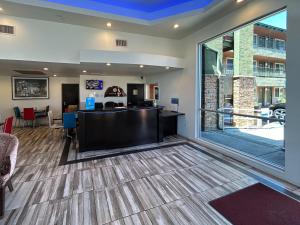 a lobby with a waiting area and a large window at Motel 6 Pasadena, CA Old Town Pasadena Area in Pasadena +17 photos