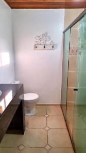Phòng tắm tại Chalé 02 com mini cozinha no coração de Penedo