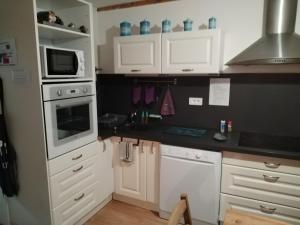 Kuchyňa alebo kuchynka v ubytovaní APPARTEMENT EN DUPLEX " LA DORDOGNE" dans maison individuelle