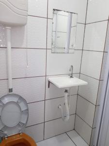 Ett badrum på Kitnet Amarela Compartilhada