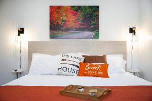 White Pines Lodge- Wooded Retreat tesisinde bir odada yatak veya yataklar