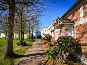 dom z chodnikiem obok budynku w obiekcie Maison au cœur d'un village vacances proche golf port et plage - 5 pers w mieście Saint-Hilaire-de-Talmont +1 zdjęcie