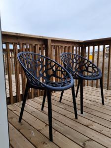 twee blauwe stoelen bovenop een terras bij Exclusive Home in Niagara Falls in Thorold