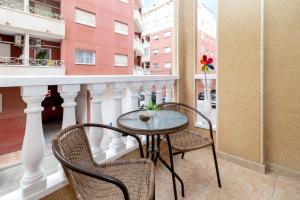 - Balcón con mesa y 2 sillas en Jose Hurtado Apartamento, en Torrevieja