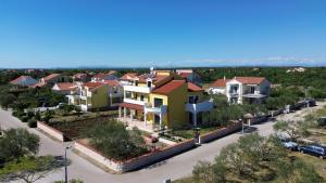 una fila de casas en un barrio residencial en Krka Ivan, en Lozovac