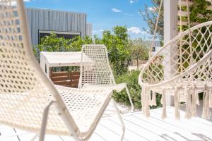 - un ensemble de chaises et d'une table sur une terrasse dans l'établissement Buqez 58 - Drage villas, à Drage