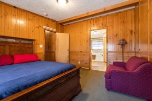 1 dormitorio con 1 cama, 1 sofá y 1 silla en Sleeps 6, Fully Furnished, On-site Dining & Fun, en Neillsville