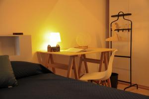 a bedroom with a desk with a lamp and a bed at Guesthouse Villa Fabris in Thiene +24 photos