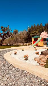 um parque com parque infantil com escorrega em Relax in valle em Martina Franca