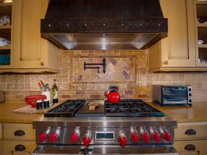 Η κουζίνα ή μικρή κουζίνα στο 492 Golf Course Circle