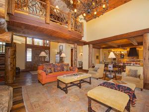 Χώρος καθιστικού στο 492 Golf Course Circle