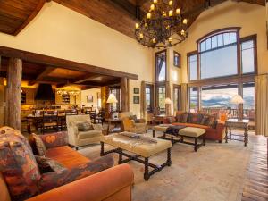 Χώρος καθιστικού στο 492 Golf Course Circle +96 φωτογραφίες