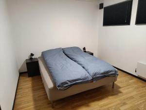 スタヴァンゲルにあるNovkrokene - Spacious and fully equipped 3 beds apartment with free parkingの白い部屋のベッドルーム1室(ベッド1台付)