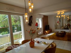 a living room with a white table and chairs at Le Cocon du Verger in Baldersheim