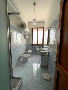 a bathroom with a toilet and a sink and a toilet istg at [Elce-Perugia] Brightest Condo 1 Km From The CityCenter in Perugia