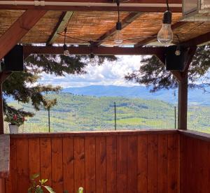 desde un porche de madera con vistas a la montaña en La casa di Polly, en Pelago
