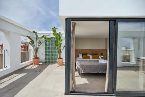アリカンテにあるEl Pont Alicante Apartmentsのベッドルーム1室(ベッド1台付)、バルコニー
