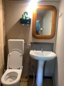 een kleine badkamer met een toilet en een wastafel bij Maya Roma in Rome