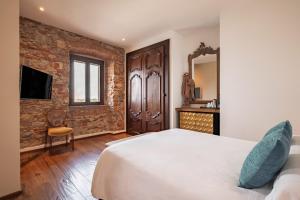 Postel nebo postele na pokoji v ubytování Torre Mozza - Dimora d' Epoca
