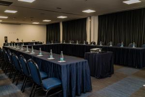 una sala de conferencias con una mesa larga y sillas en Hampton Inn By Hilton Celaya, en Celaya