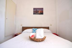 um quarto de hotel com uma cama com toalhas em RNET - Estrella de Mar Santa Margarita Roses em Roses