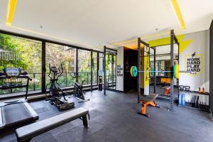 una imagen de un gimnasio con equipo de fitness en Loma Verde Aparthotel, en Medellín