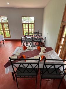 ein Esszimmer mit einem Tisch und 4 Stühlen in der Unterkunft Manyara Exclusive Safari Lodge in Mto wa Mbu