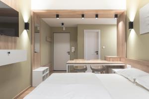 Zimmer mit einem Bett, einem Tisch und Stühlen in der Unterkunft No125 - City Centre Studio Apartment in Orestiada