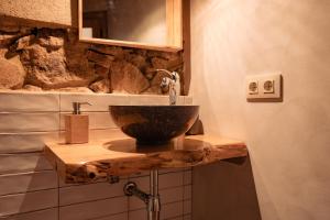 阿魯布希耶斯的住宿－La Paradella - Apartamento de uso turístico，一间带木水槽的柜台浴室
