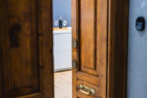 una puerta que conduce a un baño con lavabo en Dimora De Gasperi, en Bari