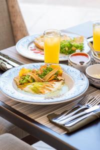 テワカンにあるGran Hotel Mexico by Solarisのテーブル(2皿分の食べ物とオレンジジュース付)