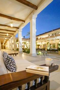 un patio al aire libre con una mesa y un libro en Gran Hotel Mexico by Solaris, en Tehuacán