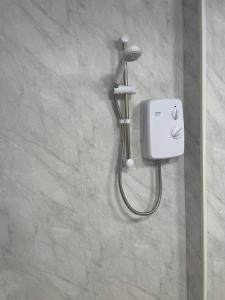 um chuveiro na casa de banho com secador de cabelo em PartyPad Newcastle em Saint Peters