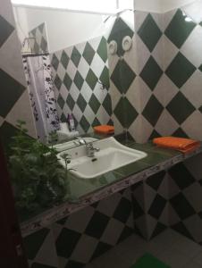 Hostel Hornocal في سان سلفادور دي خوخوي: حمام مع حوض ومرآة