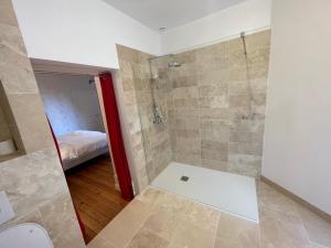 1 cama y baño con ducha y aseo. en La Maison Voyage Bed and Breakfast, en Onzain