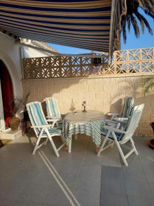 een tafel en stoelen op een patio bij Casa Bella in Mijas Costa