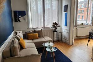 un soggiorno con divano e tavolo di Artiste a Douai