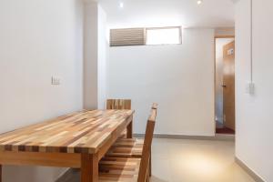 une salle à manger avec une table en bois et une fenêtre dans l'établissement CASA TURISTICA MACHU PICCHU MEDELLIN, à Medellín