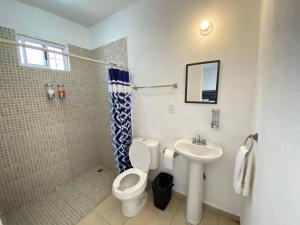 y baño con aseo y lavamanos. en Apartamentos Amplios Alfa # 238, en Monterrey