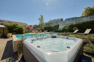 a hot tub in the middle of a yard at Aparthotel Oporto Anselmo in Porto