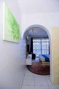 Zimmer mit einem Schlafzimmer mit einem Bett und einem Fenster in der Unterkunft Mombasa bamburi staycation 2 in Mombasa