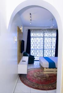 ein Schlafzimmer mit einem Bett und einem großen Fenster in der Unterkunft Mombasa bamburi staycation 2 in Mombasa