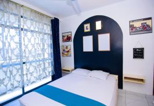 1 dormitorio con cama y ventana grande en Mombasa bamburi staycation 2 en Mombasa